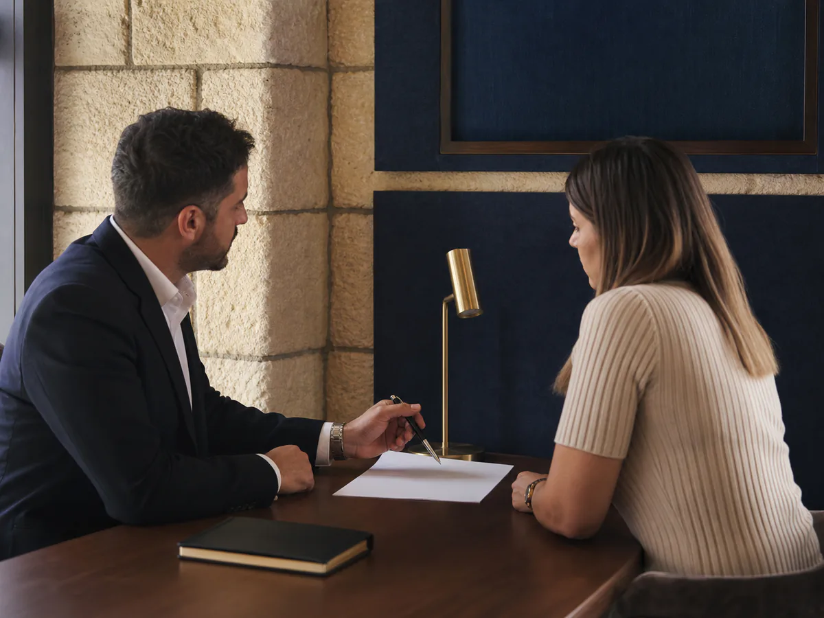 עורך דין מסביר ללקוחה כיצד להתכונן לחקירה